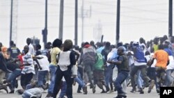 Sojojin dake goyon bayan shugaba president Laurent Gbagbo suna kokarin tarwatsa magoya bayan Alassane Ouattara a yankin Aboboa dake birnin Abidjan, 16 Dec 2010