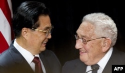 ARCHIVO- El presidente chino, Hu Jintao, junto al ex secretario de Estado estadounidense, Henry Kissinger, en el Marriott Wardman Park en Washington, D.C., el 20 de enero de 2011.