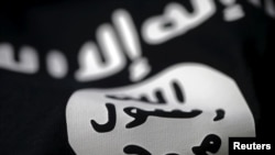 Foto ilustrasi yang menunjukkan bendera milik kelompok teroris ISIS. Foto diambil pada 18 Februari 2016. (Foto: Reuters/Dado Ruvic)