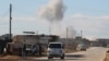 Asap mengepul pasca serangan udara Rusia terhadap Saraqib, provinsi Idlib, Suriah bulan Januari lalu (foto: dok). 