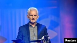 Правозахисник Олесь Біляцький, засновник організації «Вясна» під час вручення нагороди «Правильний спосіб життя 2020» на церемонії нагородження, що відбулась в режимі онлайн, в Стокгольмі, Швеція, 3 грудня 2020 року. Андерс Віклунд/агенція новин TT/REUTERS
