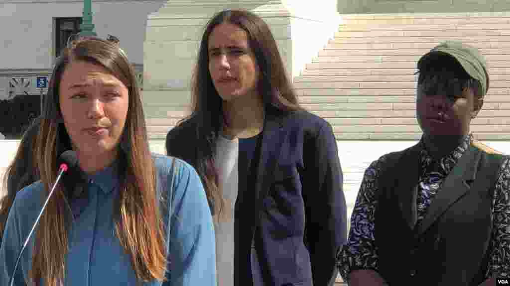 Kelsey Juliana (ឆ្វេងមុខ), Xiuhtezcatl Martinez (កណ្ដាលខាងក្រោយ), Vic Barret (ស្ដាំខាងក្រោយ) ដើមបណ្ដឹងរឿងក្ដី Juliana v. United States នៅក្នុងសន្និសីទសារព័ត៌មាននៅមុខតុលាការកំពូលសហរដ្ឋអាមេរិកកាលពីថ្ងៃទី ១៨ ខែកញ្ញា ឆ្នាំ២០១៩។ (ហ៊ុល រស្មី/VOA)