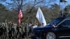 Des employés du Service des Parcs Nationaux dans le comté de Sumter saluent le cortège transportant le cercueil de l'ancien président Jimmy Carter devant la ferme Boyhood, le 4 janvier 2025, à Plains, en Géorgie. (Reuters)