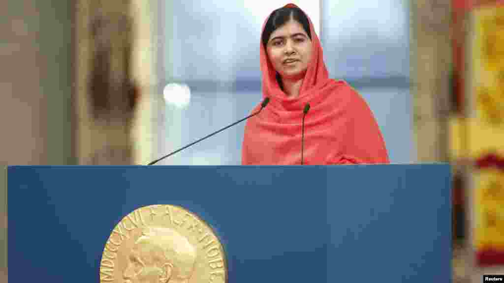 La lauréate du prix Nobel de la paix Malala Yousafzai prononce un discours lors de la cérémonie de remise du Prix Nobel de la Paix à l'Hôtel de Ville d'Oslo, le 10 décembre 2014.