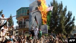 Demonstrasi anti Pakistan di Kandahar, Afghanistan setelah memanasnya sengketa perbatasan kedua negara, hari Selasa (7/5). 