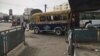 Des ''cars rapides'' à la gare de Lat Dior, à Dakar, au Sénégal, le 21 mai 2017. (VOA/Seydina Aba Gueye)