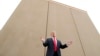 Donald Trump autour d'un prototype du mur qu'il veut ériger à la frontière mexicaine le 13 mars 2018 à San Diego, en Californie.