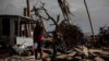 Una pareja espera asistencia en Haulover, una comunidad a 41 kilómetros al sur de Bilwi, en la Región Autónoma del Caribe Norte, Nicaragua, el 28 de noviembre de 2020, días después del paso del huracán Iota.
