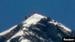 Tim pendaki guunung, termasuk pria Jepang berusia 80 tahun, Yuichiro Miura, berhasil mencapai puncak Everest (23/5). 