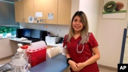 Claudia Guzmán posa en la clínica donde trabaja, el 22 de julio de 2020, en Memphis, Tennessee. Guzmán es una de las entrevistadas por The Associated Press sobre la desinformación que existe sobre el Covid en la comunidad latina de EE.UU.