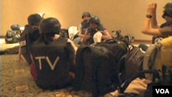Un día antes, 35 periodistas de guerra cautivos en el lujoso hotel fueron también puestos en libertad.