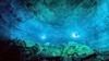 ARCHIVO - Foto del Instituto Nacional de Antropología e Historia de México que muestra buzos explorando las profundidades del cenote Hoyo Negro de Tulum donde se encontraron restos humanos de hace casi 13.000 años. 