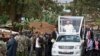 Papa Francis akiwapungia wakazi wa Nairobi alipokuwa akielekea kwenye kanista la Mtakatifu Joseph katika eneo la mabanda la Kangemi.