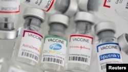 Botol berlabel "AstraZeneca, Pfizer - Biontech, Johnson & Johnson, Sputnik V COVID-19 vaksin", 2 Mei 2021. (Foto: REUTERS/Dado Ruvic)
