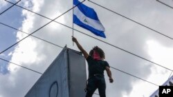 Un manifestantes porta una bandera de Nicaragua durante una manifestación antigubernamental en Managua, el 11 de agosto de 2018.