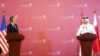 El secretario de Estado de EEUU, Antony Blinken, (izq), en una conferencia de prensa conjunta con el canciller de Qatar, Sheikh Mohammed bin Abdulrahman Al-Thani (der), en Doha el 22 de noviembre de 2022.