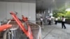 香港抗议者在政府清场前拆除主要路障