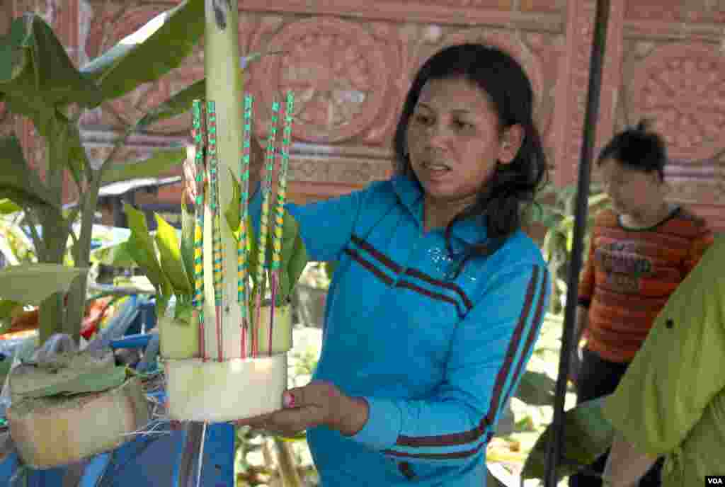 ហាយ ស្រីហរ ជាអ្នកលក់បាយសី រៀបចំមុនពេលដាក់លក់។