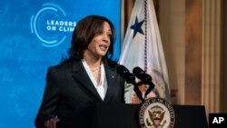 La vicepresidenta Kamala Harris toma la palabra durante la cumbre climática celebrada el 22 de abril de 2021.