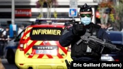 Un agent de sécurité surveille la zone après une attaque au couteau signalée à l'église Notre Dame de Nice, en France, le 29 octobre 2020. 