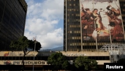 El gobierno de EE.UU. impuso el lunes 28 de enero de 2019 fuertes sanciones a la petrolera estatal de Venezuela PDVSA, las más duras hasta ahora contra el gobierno del presidente en disputa Nicolás Maduro,