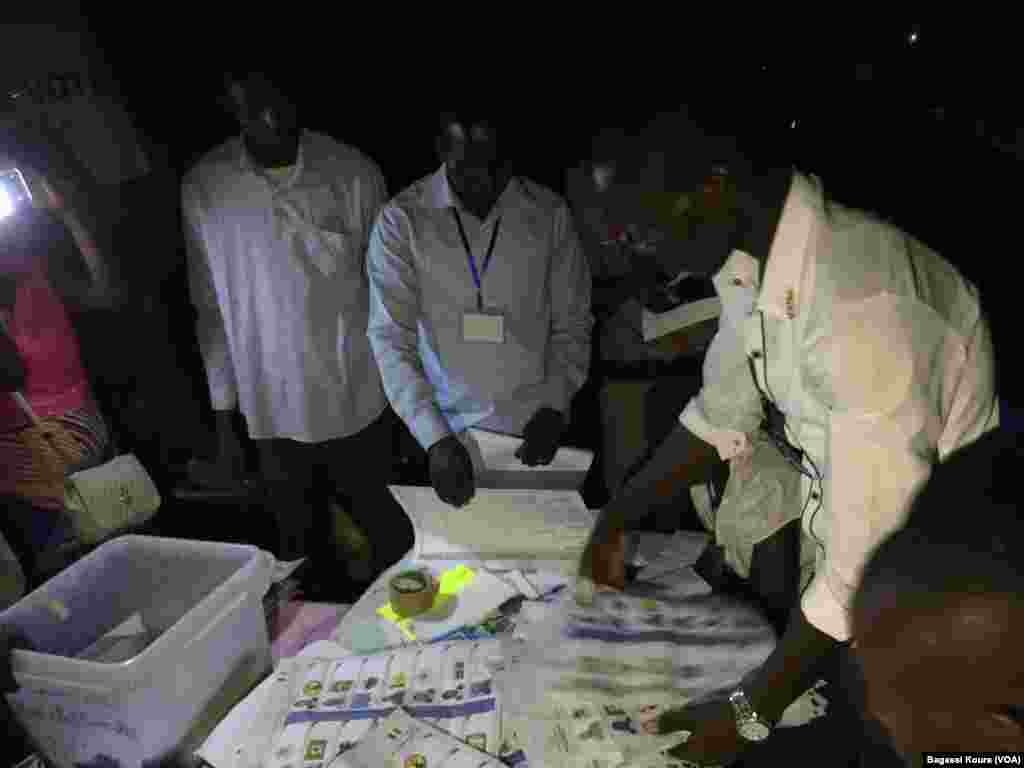 Session de dépouillement dans un bureau de vote à Boutal Bagar, un quartier périphérique de N'Djamena où des centaines de gens en colère n'ont pu voter par manque de bulletins de vote, 10 avril 2016, Tchad. (VOA/Bagassi Koura)