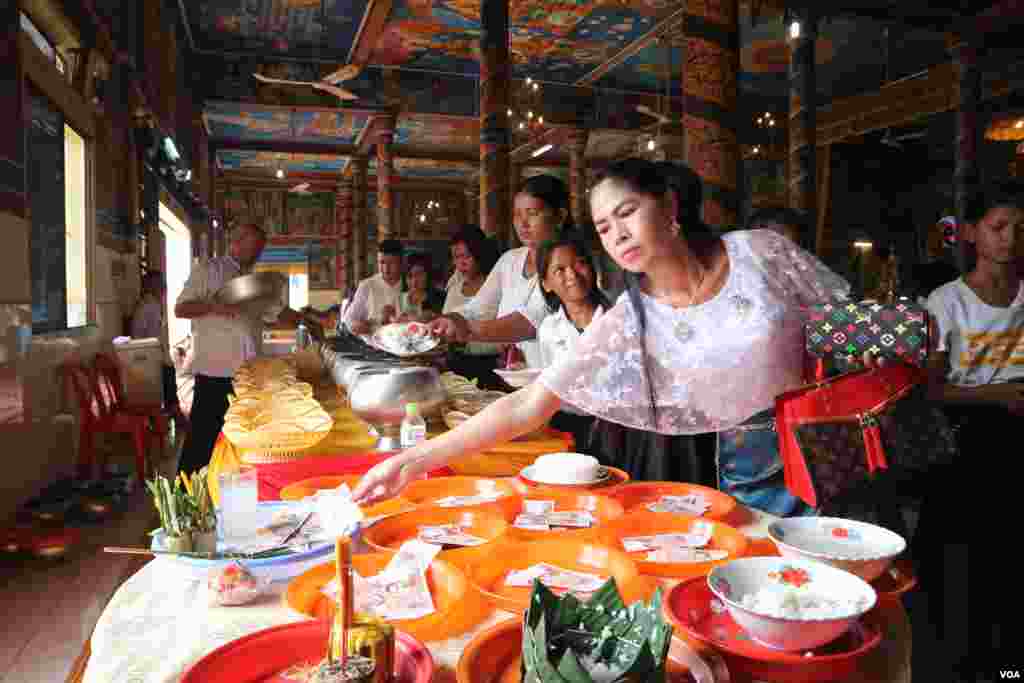ប្រជាពលរដ្ឋកំពុងរាប់បាត្រក្នុងថ្ងៃបិណ្ឌទី១៣ នៃពិធីបុណ្យភ្ជុំបិណ្ឌនៅរាជធានីភ្នំពេញ នៅថ្ងៃទី២៦ ខែកញ្ញា ឆ្នាំ២០១៩។ (កាន់ វិច្ឆិកា/VOA)