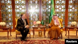 AQSh Davlat kotibi Mayk Pompeo Saudiya Arabistoni Tashqi ishlar vaziri odil Jubayr bilan Riyodda ko'rishmoqda, 28-aprel, 2018-yil