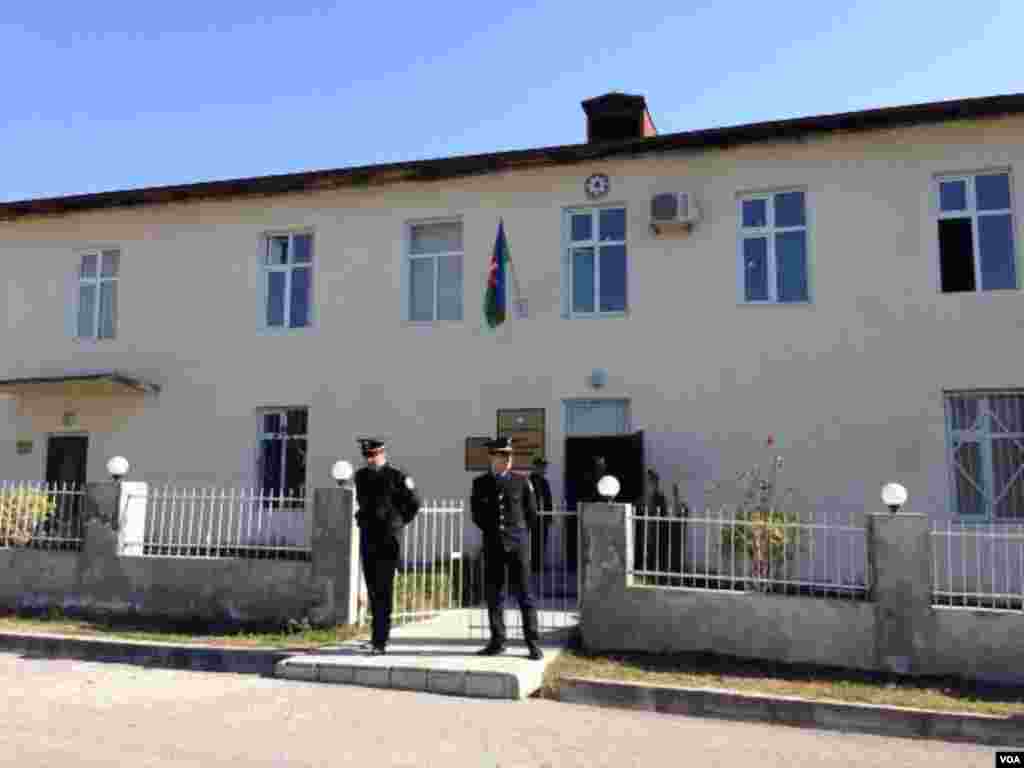 Şəki məhkəməsinin qarşısı