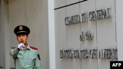（資料照）美國駐成都總領館門口的執勤武警喝令拍照記者離開。