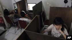 Beberapa remaja di sebuah warnet di Jakarta. (Foto: Ilustrasi)