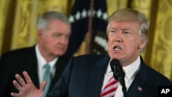 លោក​ប្រធានាធិបតី Donald Trump ថ្លែង​នៅ​ក្នុង​ការ​ប្រកាស​ពី​ការ​ផ្តួចផ្តើម​កំណែ​ទម្រង់​ការ​គ្រប់គ្រង​ចរាចរណ៍​អាកាស​នៅ​ក្នុង​សេតវិមាន កាលពី​ថ្ងៃទី៥ ខែមិថុនា ឆ្នាំ២០១៧។