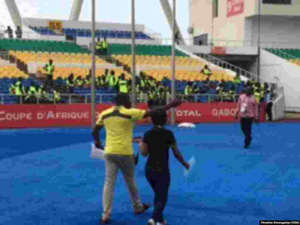 Les volontaires recevant les dernières instructions au stade de l'Amitié de Libreville, Gabon, 14 janvier 2017. (VOA/Timothée Donangmaye)
