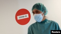 Un miembro del personal sanitario es fotografiado antes de tratar a un paciente que sufre de COVID-19 en el Hospital del Mar, donde se abrió una sala adicional para lidiar con un aumento en pacientes en Barcelona, ​​España, el 15 de julio de 2021.