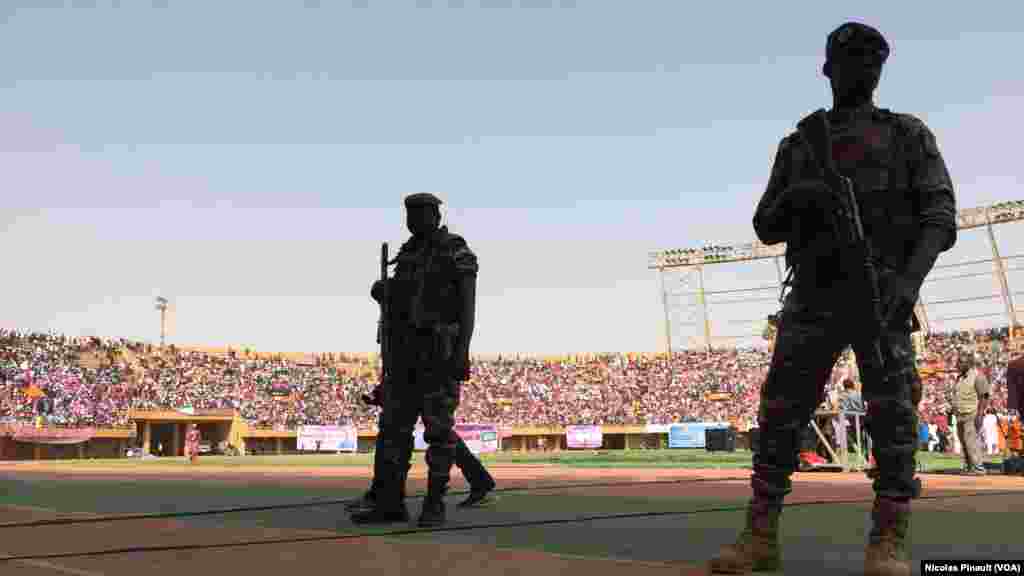 Des militaires surveillent le stade Seyni Kountché de Niamey pour le dernier meeting de Mahamadou Issoufou, le 18 février 2016 (VOA/Nicolas Pinault)