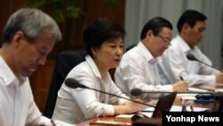 박근혜 한국 대통령이 24일 청와대에서 열린 수석비서관회의를 주재하며 중국 방문 의미 등 현안에 대해 언급하고 있다.