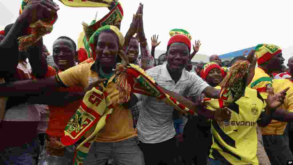Des supporters maliens acclament leur équipe nationale de football à son arrivée à l'aéroport international de Malabo à Malabo, Guinée équatoriale vendredi J16 janvier 2015.