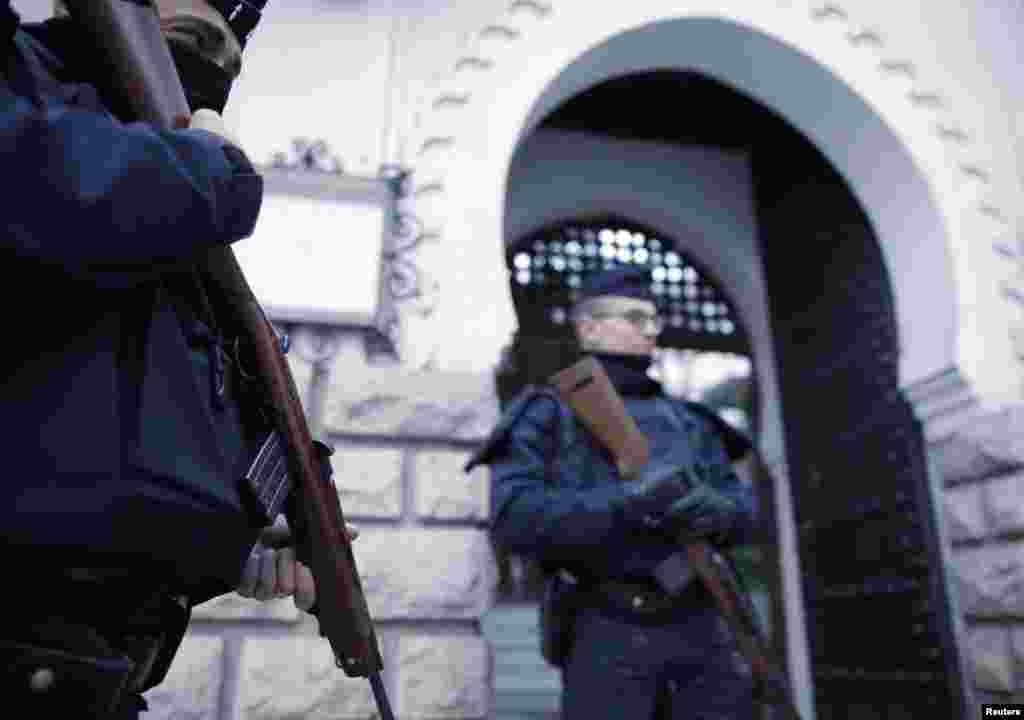 La police française montent la garde devant l'entrée de la Grande Mosquée de Paris dans le cadre du plan de sécurité du plus haut niveau, "Vigipirate", mis sur pied après les attaques de la semaine dernière par des militants islamiques, Paris, France, le 14 janvier 2015.