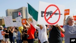 Al menos 51 estadounidenses fueron asesinados en tiroteos masivos solo en agosto, indicaron los líderes legislativos demócratas Nancy Pelosi y Chuck Schumer.
