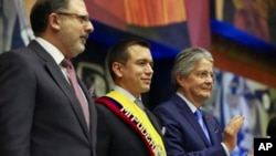 El presidente Daniel Noboa está flanqueado por el presidente de la Asamblea Nacional, Henry Kronfle, izquierda, y el presidente saliente, Guillermo Lasso, durante la ceremonia de juramento de Noboa en la Asamblea Nacional, en Quito, Ecuador, el 23 de noviembre de 2023.