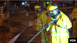 Los voluntarios de la Ciudad Limpia lavan y desinfectan la ciudad mientras el resto de sus conciudadanos duerme.