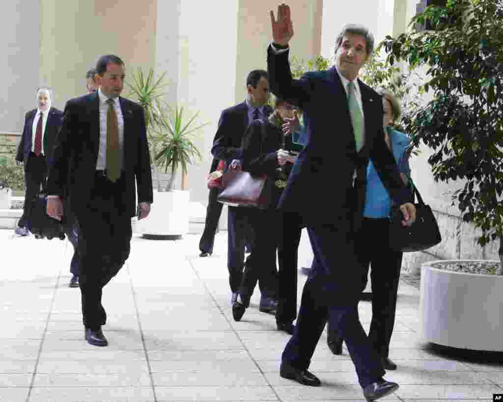 2013年3月3日,美国国务卿克里在埃及开罗与非政府组织成员会面前向人们挥手致意。