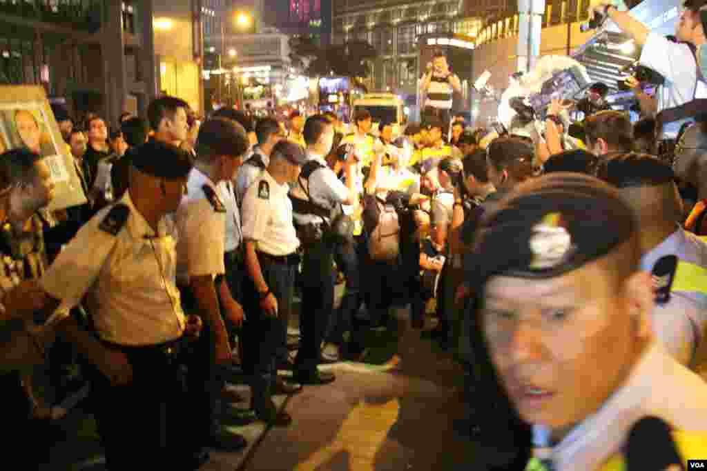 香港社会民主连线等团体抬棺游行遭警方阻止和强行清场(美国之音海彦拍摄)