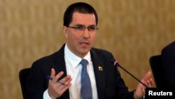 El ministro de Relaciones Exteriores de Venezuela, Jorge Arreaza, habla con los medios de comunicación durante una conferencia de prensa en Caracas, Venezuela.