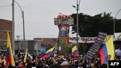 Un monumento a la resistencia construido por manifestantes y lugareños se ve en Cali, Colombia, en medio de protestas en curso contra el gobierno del presidente colombiano Iván Duque, el 13 de junio de 2021.