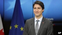 Le Premier ministre canadien Justin Trudeau se prépare à donner une conférence de presse, à Bruxelles, le 30 octobre 2016.