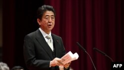 លោក​នាយករដ្ឋ​មន្ត្រី​ជប៉ុន Shinzo Abe ថ្លែង​សុន្ទរកថា​ក្នុង​ពិធី​បញ្ចប់​វគ្គបណ្តុះបណ្តាល​នៅឯ​ក្រសួង​ការពារជាតិ​ នៅ​ក្នុង​ក្រុង Yokosuka​ ខេត្ត Kanagawa ប្រទេស​ជប៉ុន កាលពី​ថ្ងៃទី១៨ ខែមីនា ឆ្នាំ២០១៨។
