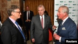 Bill Gates berbicara dengan Pangeran Andrew dan Pangeran Charles dari Inggris, selama Pertemuan Puncak terkait Malaria di London, 18 April 2018 (foto: Dominic Lipinski/Pool via Reuters)