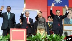(右起)马英九，马夫人，王金平和外国贵宾在国庆大会上