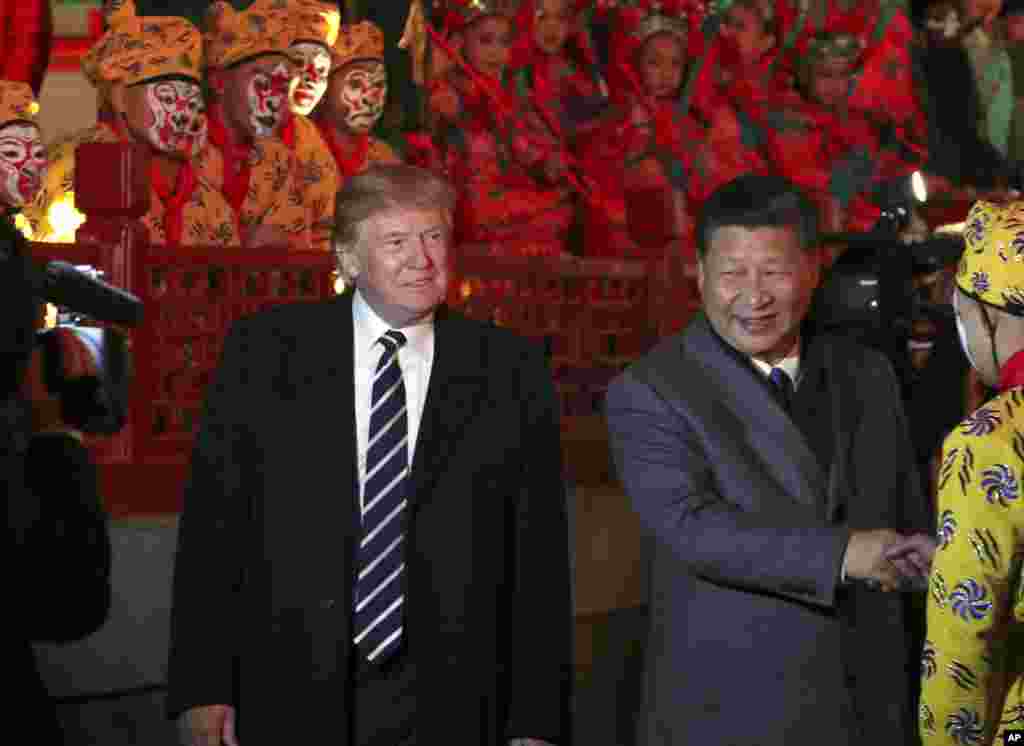 美国总统唐纳德·川普和中国主席习近平来到北京紫禁城,观赏京剧(2017年11月8日)。